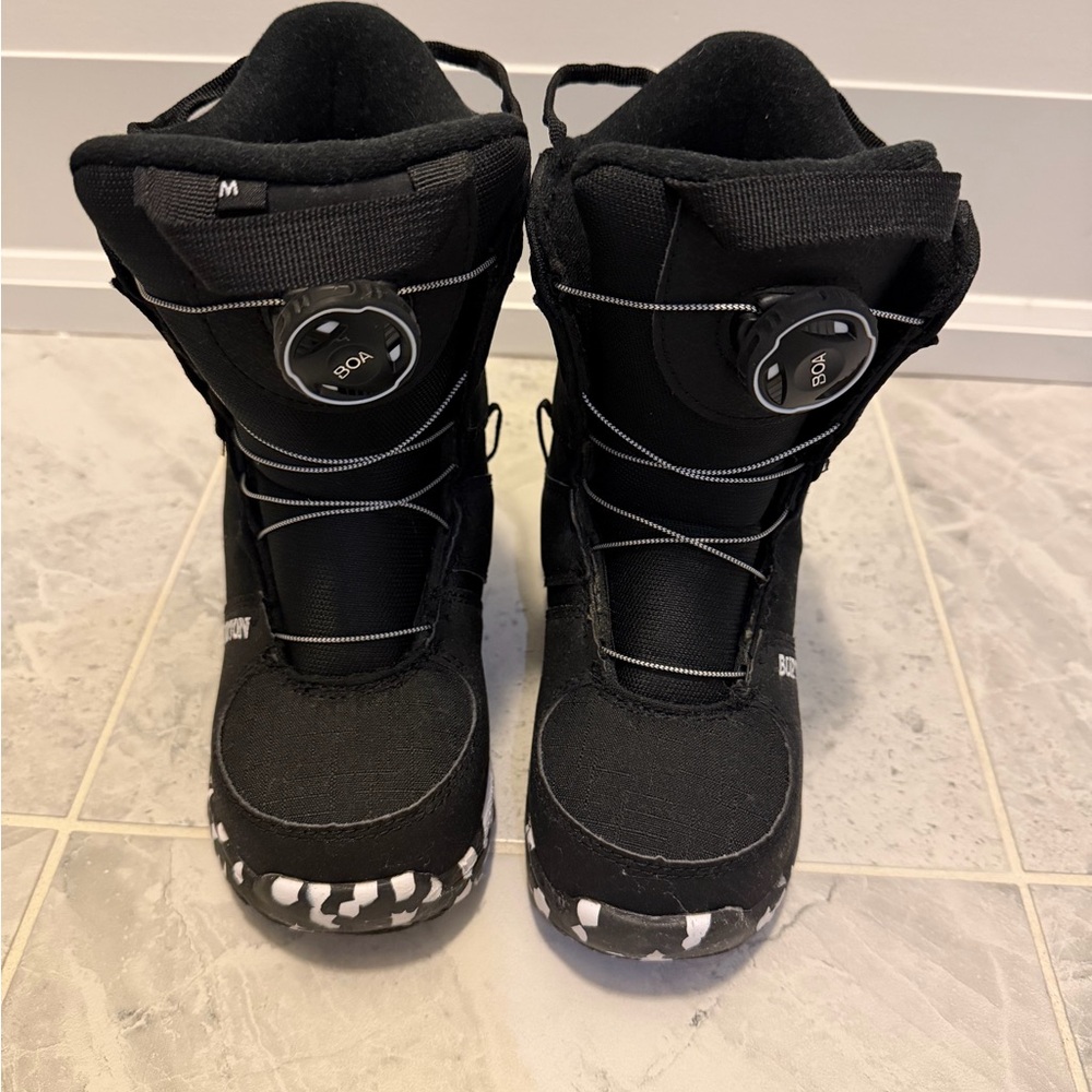 Burton Kids Black Snowboard Boots with BOA Closure -size 2K
